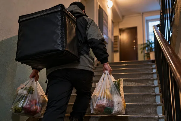 Сколько килограммов может нести курьер: лимиты веса в сервисах и по закону