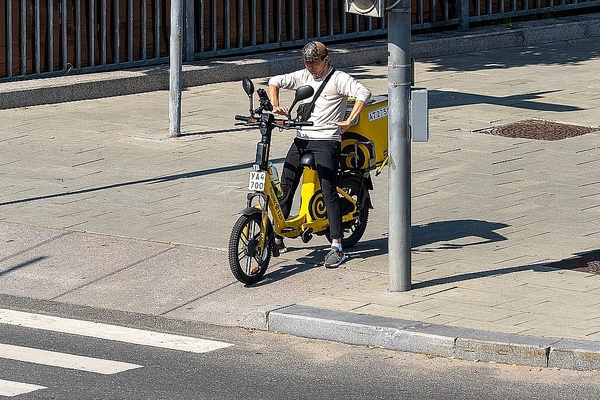 Самозанятость для курьеров в 2025 в Яндекс Еде.