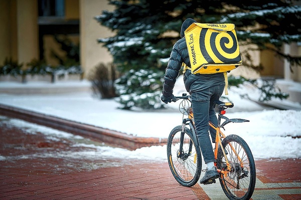 Яндекс.Еда или Яндекс.Лавка: Где лучше работать курьером? Сравнение зарплат и бонусов