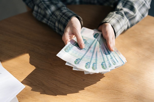 Зарплата курьера в Москве в 2025 году: Сравнение зарплат в Москве. От чего зависит доход?